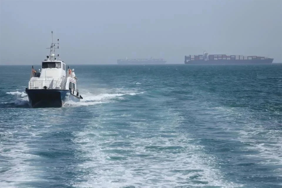 Atacan fuerzas de EU buque sin carga con bandera iraní