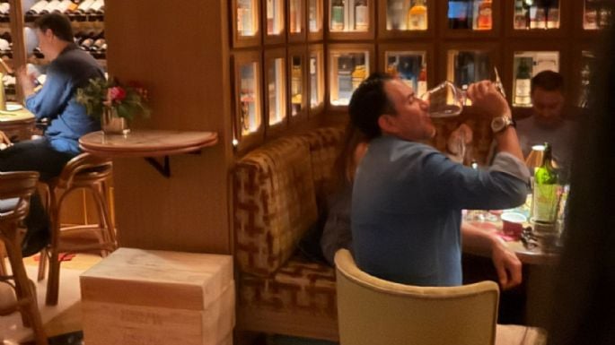 Exhiben a Yunes Márquez en bar de lujo en Madrid