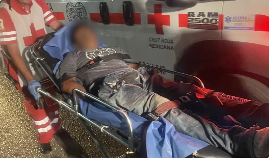 Se lanza a los autos y termina atropellado