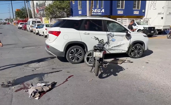 Fuerte choque deja grave a motociclista