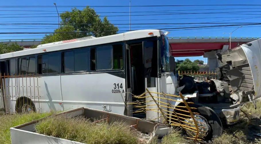 Persigue a cafre y choca llevando a 15 pasajeros