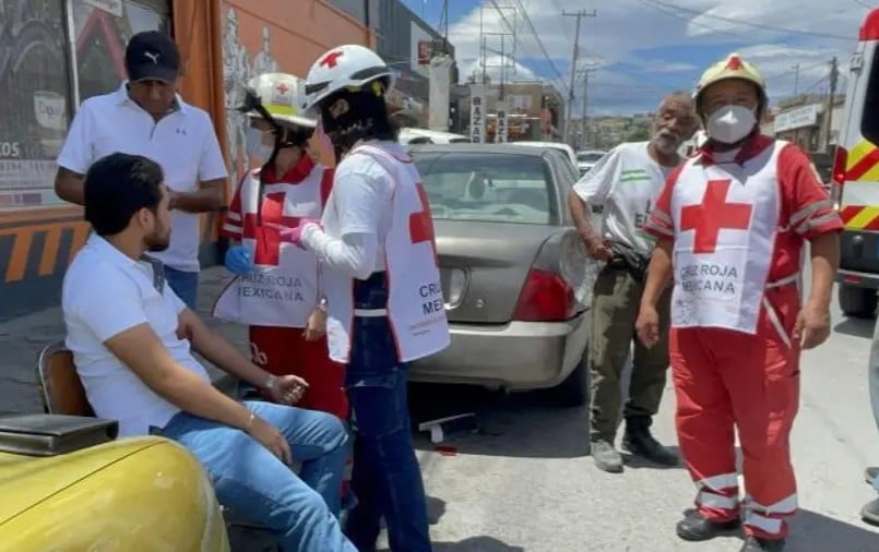 Se voltea ambulancia tras carambola; tres lesionados