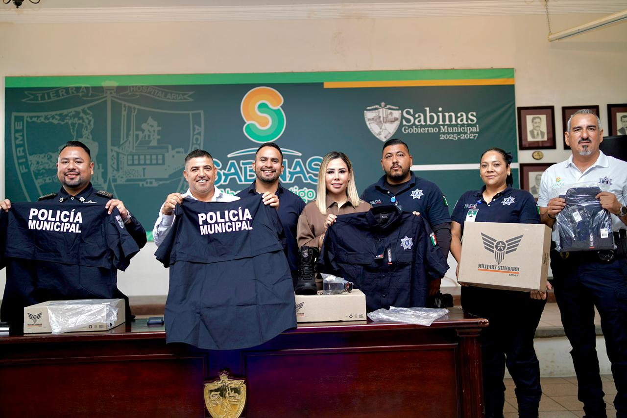 EQUIPA ALCALDE A ELEMENTOS POLICIALES CON NUEVO EQUIPO