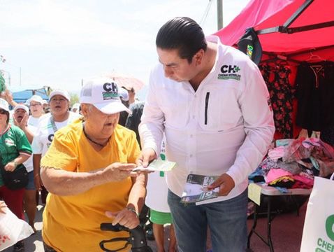 Entre el baile y las muestras de apoyo, Chema Morales toma el mercado Mirador