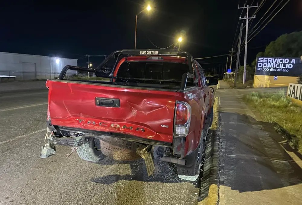 Destroza su camioneta en aparatoso percance