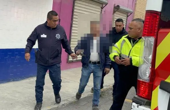 Arrolla a 2 peatones al tratar de rebasar