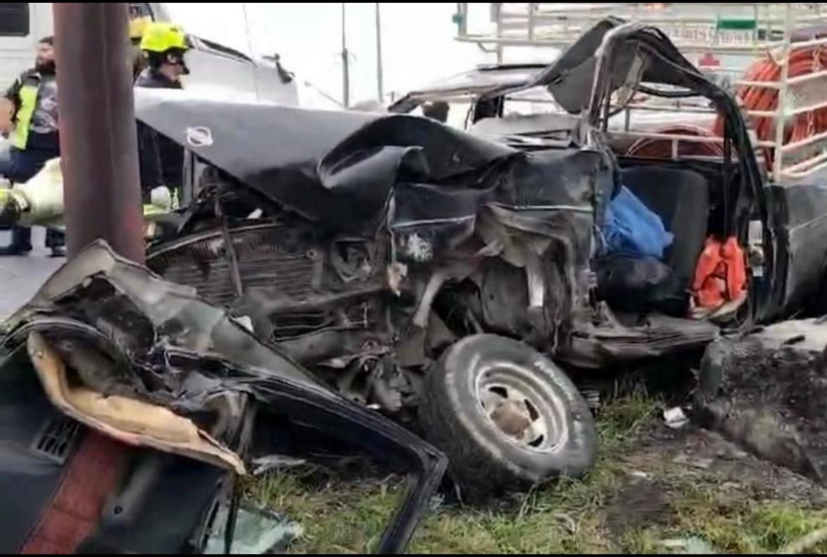 Choque contra tráiler deja tres lesionados