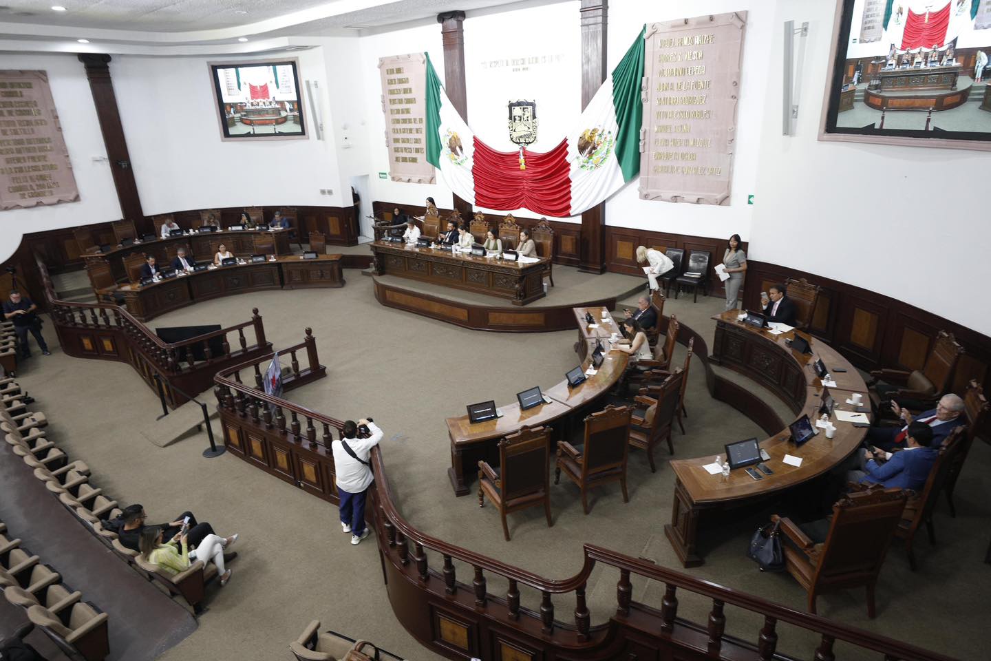 Toman protesta suplentes y se integran al Congreso