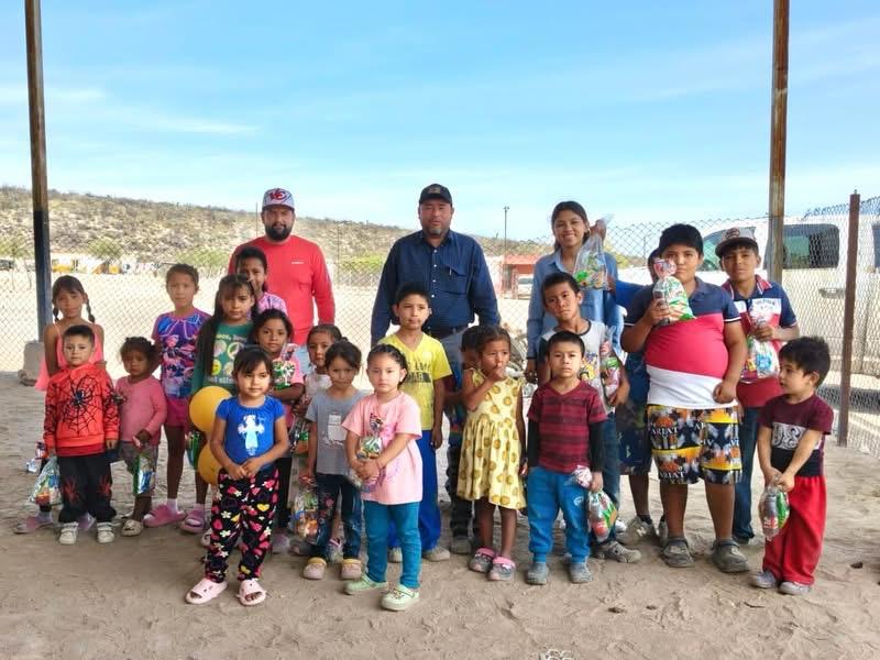 Llevan alegría y regalos a niños en ejidos de 4-C