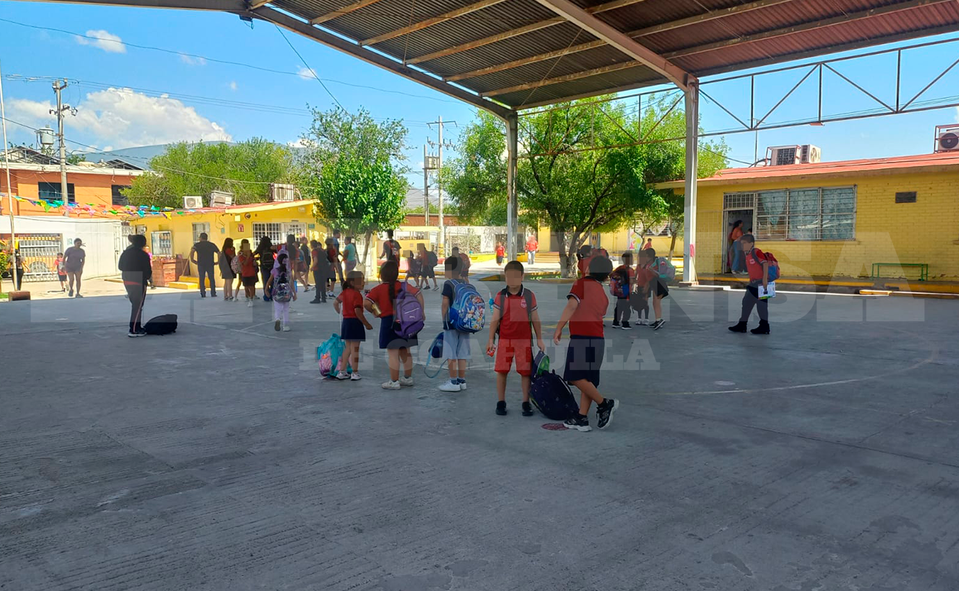 Evacuan a estudiantes de 2 escuelas tras volcadura de pipa con diésel