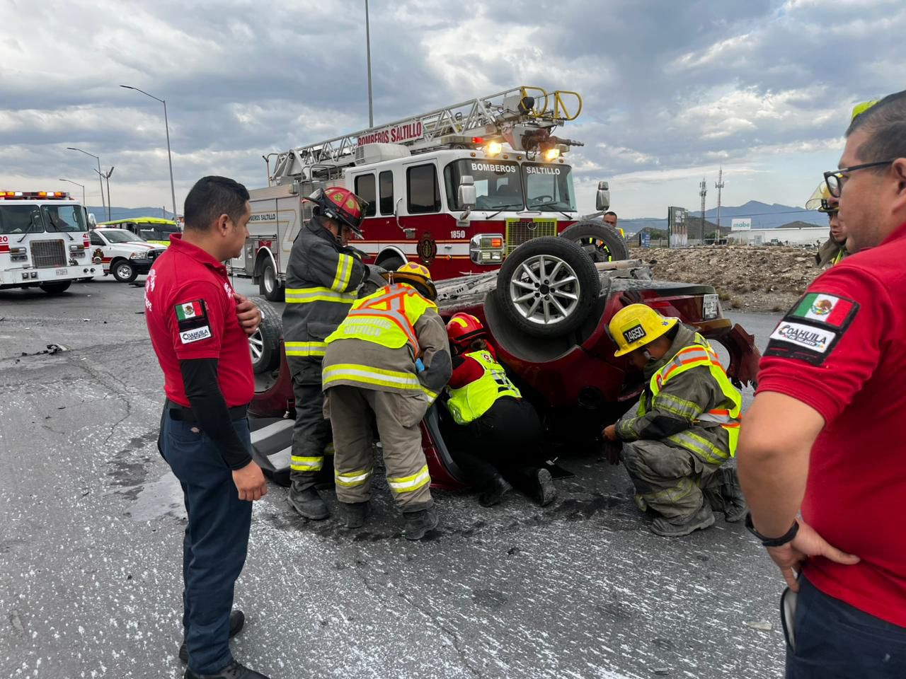 Muere conductor tras una brutal volcadura en la Saltillo-Monterrey