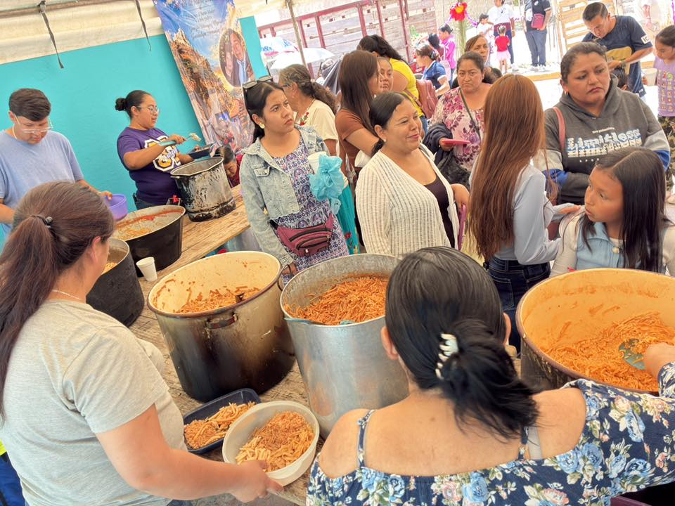Mil 200 personas comparten la reliquia del Santo Madero