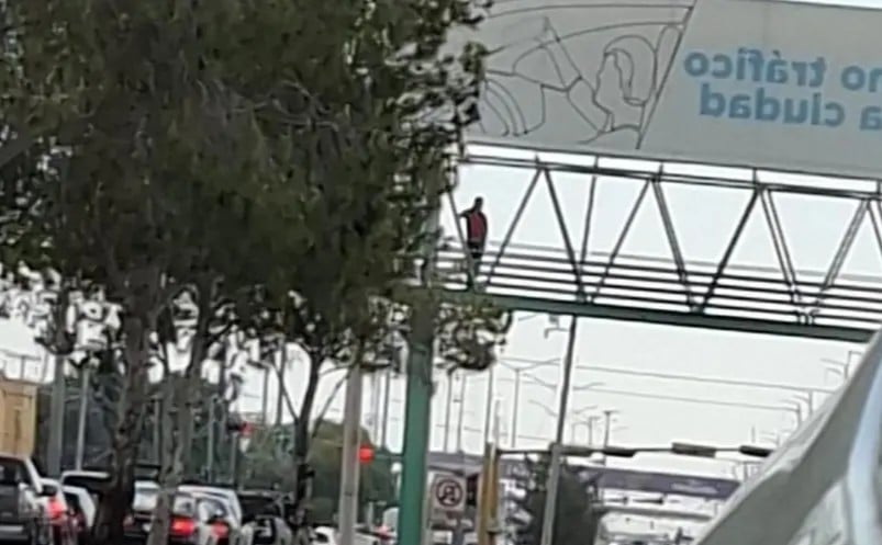 Evita policía se lance de puente