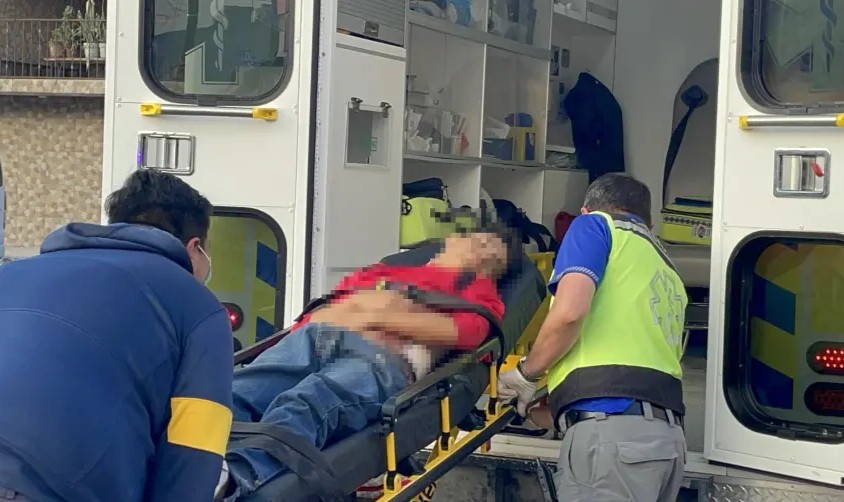 Lo apuñalan tras violenta discusión