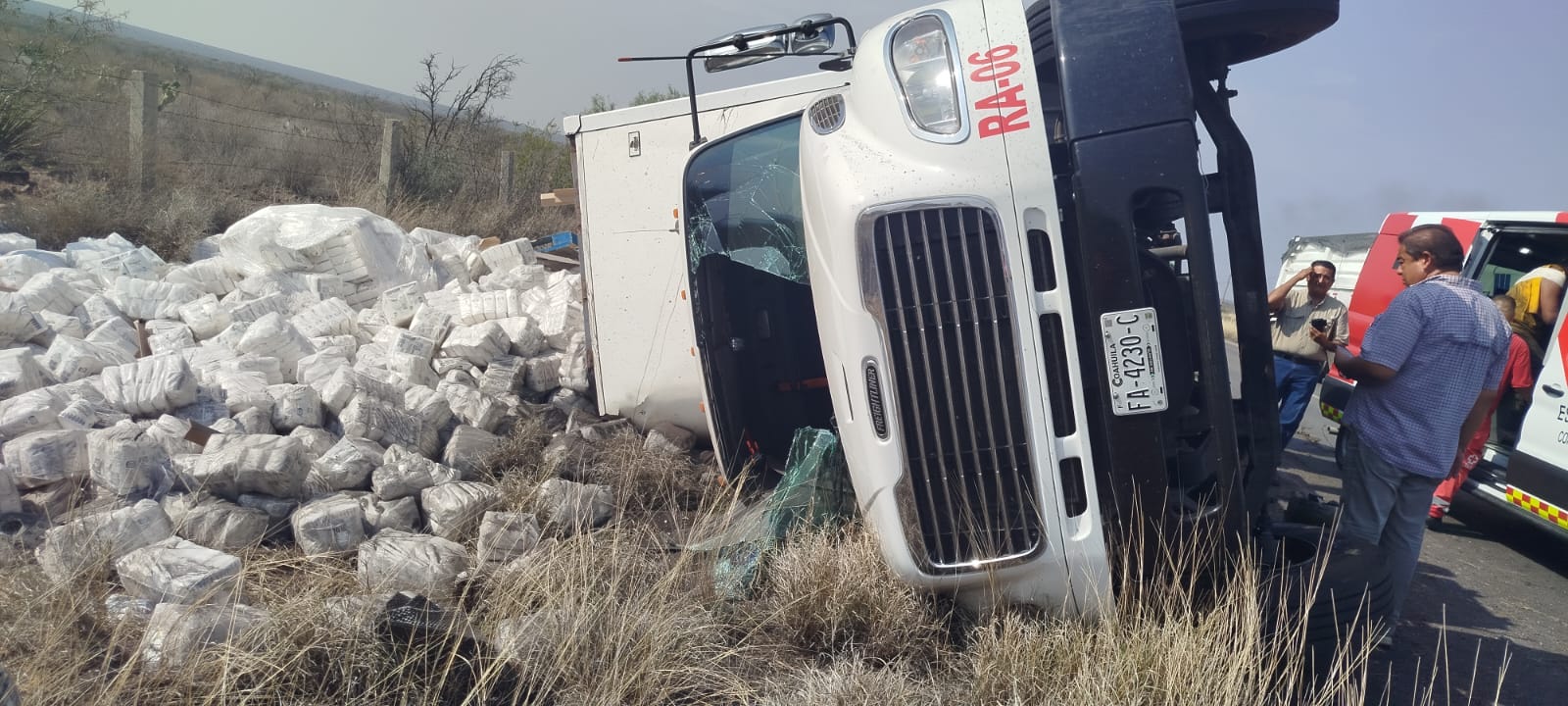 Vuelca camión harinero en la 57; hay dos heridos