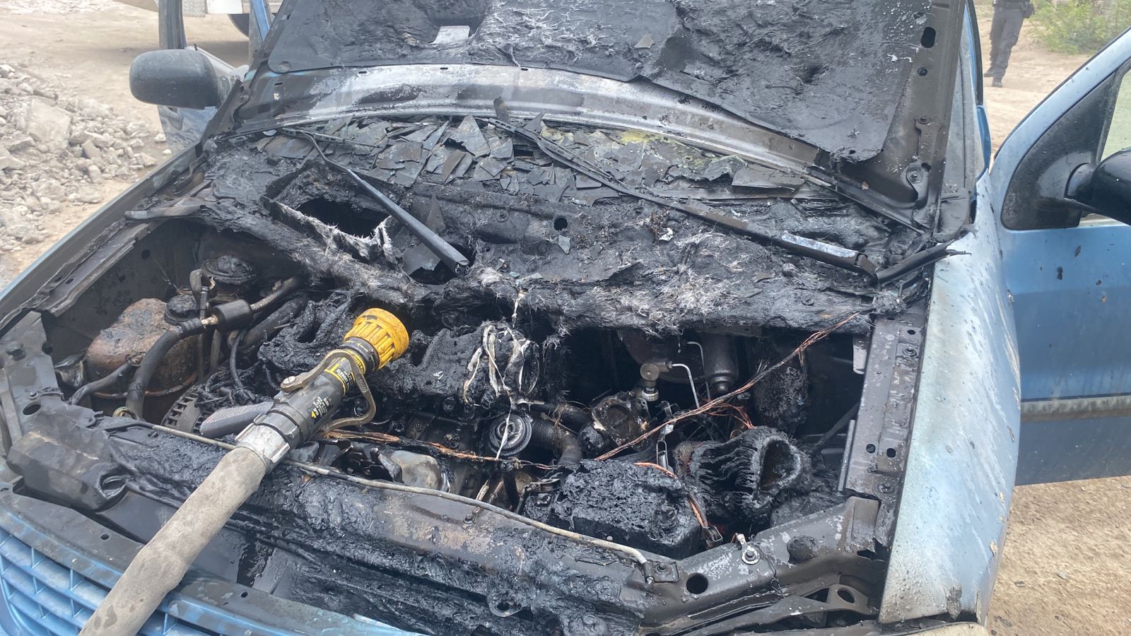 Voraz incendio consume auto