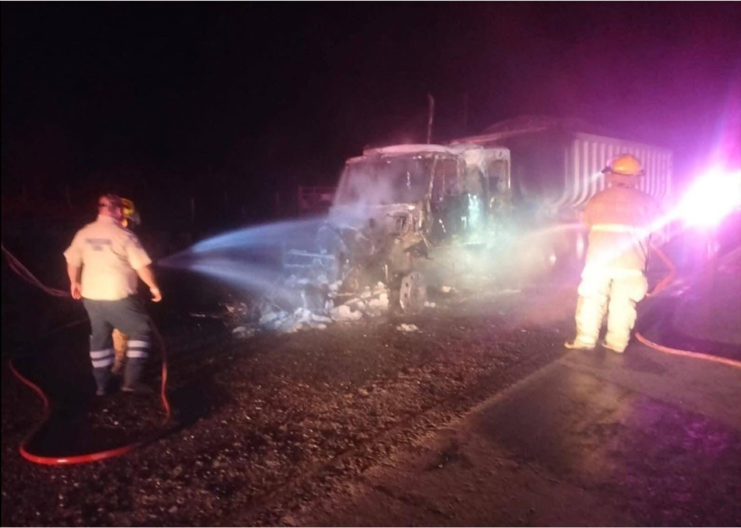 Por cortocircuito, se reduce un tráiler de carga a cenizas