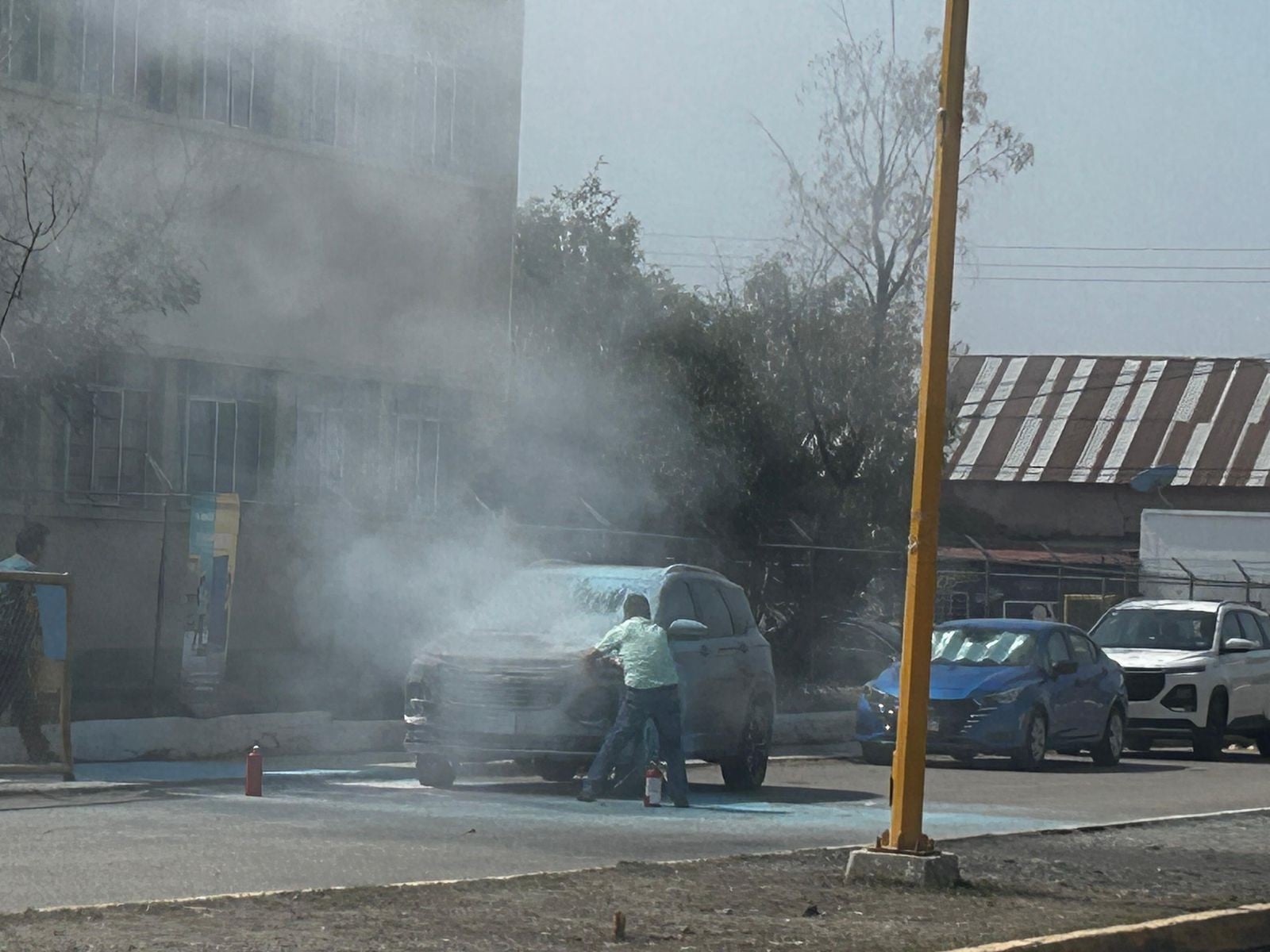 Evitan maestros y empleados tragedia por coche incendiado
