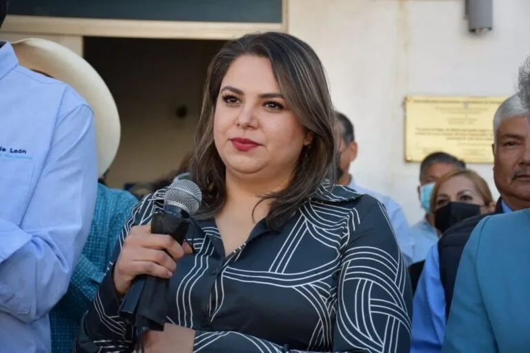 MORENA DESTROZADO; SE ESTÁ CAYENDO A PEDAZOS