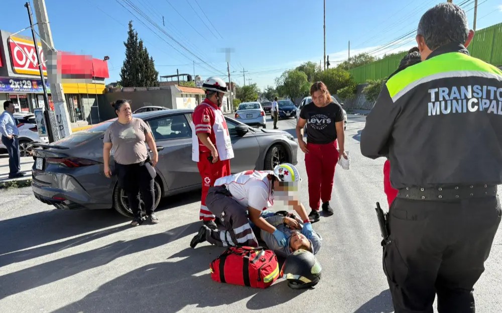 Brutal encontronazo deja un motociclista lesionado