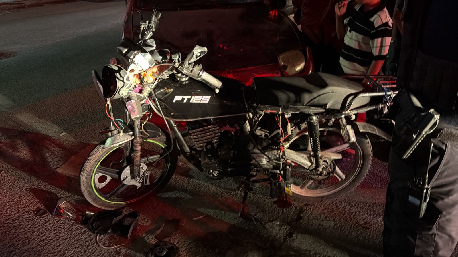 Le cortan el paso a motociclista y termina con fractura de fémur
