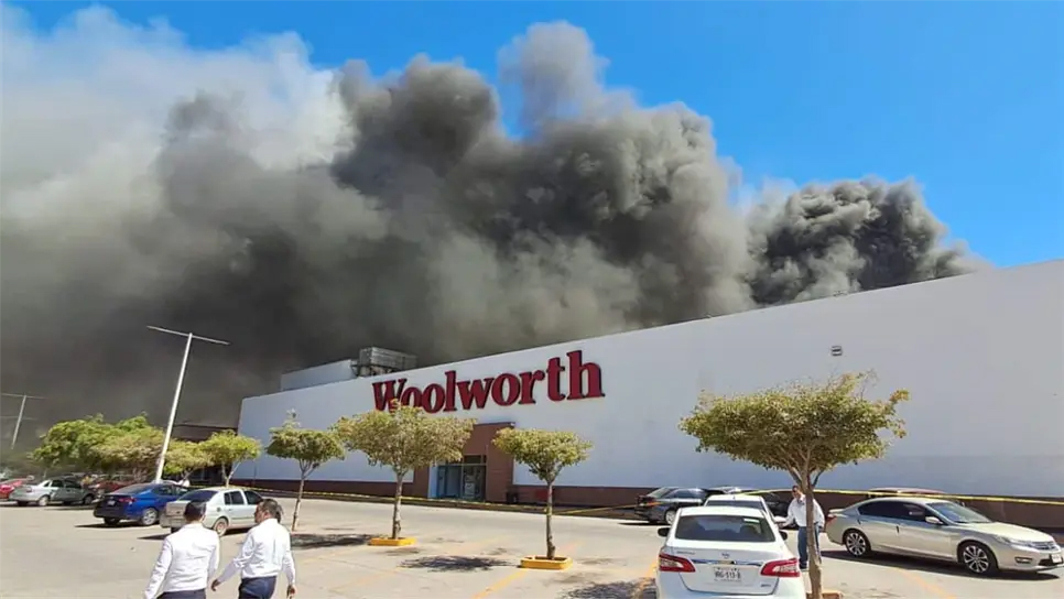 Arde plaza comercial en Los Mochis; mueren 4