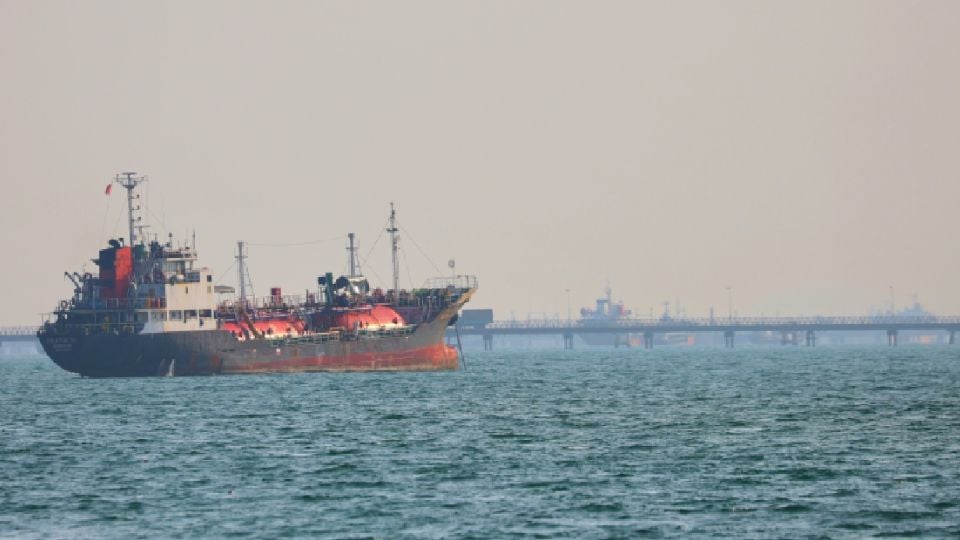 Atacan buque en el estrecho de Ormuz