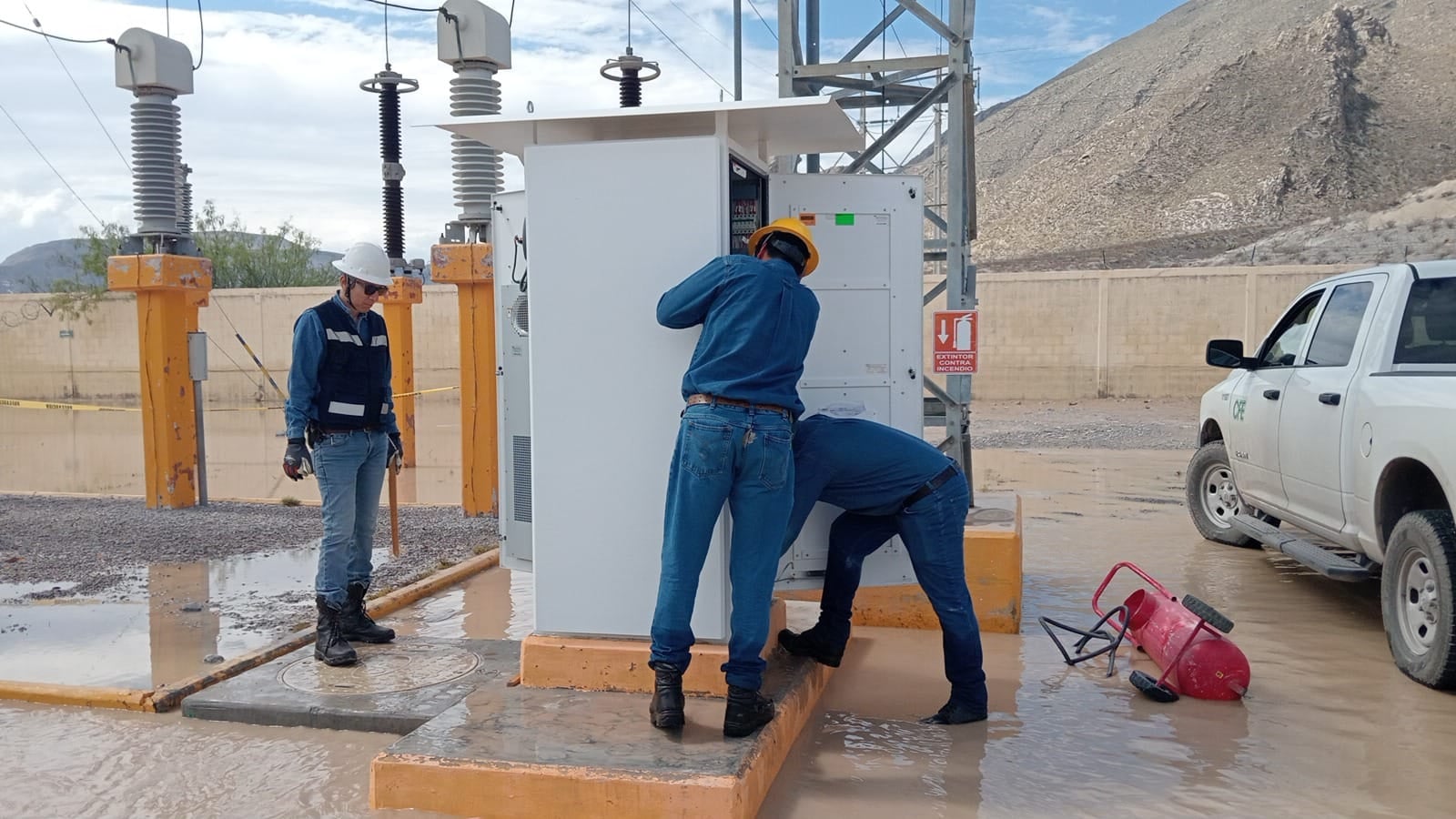RESTABLECE CFE LUZ EN 4-CIÉNEGAS