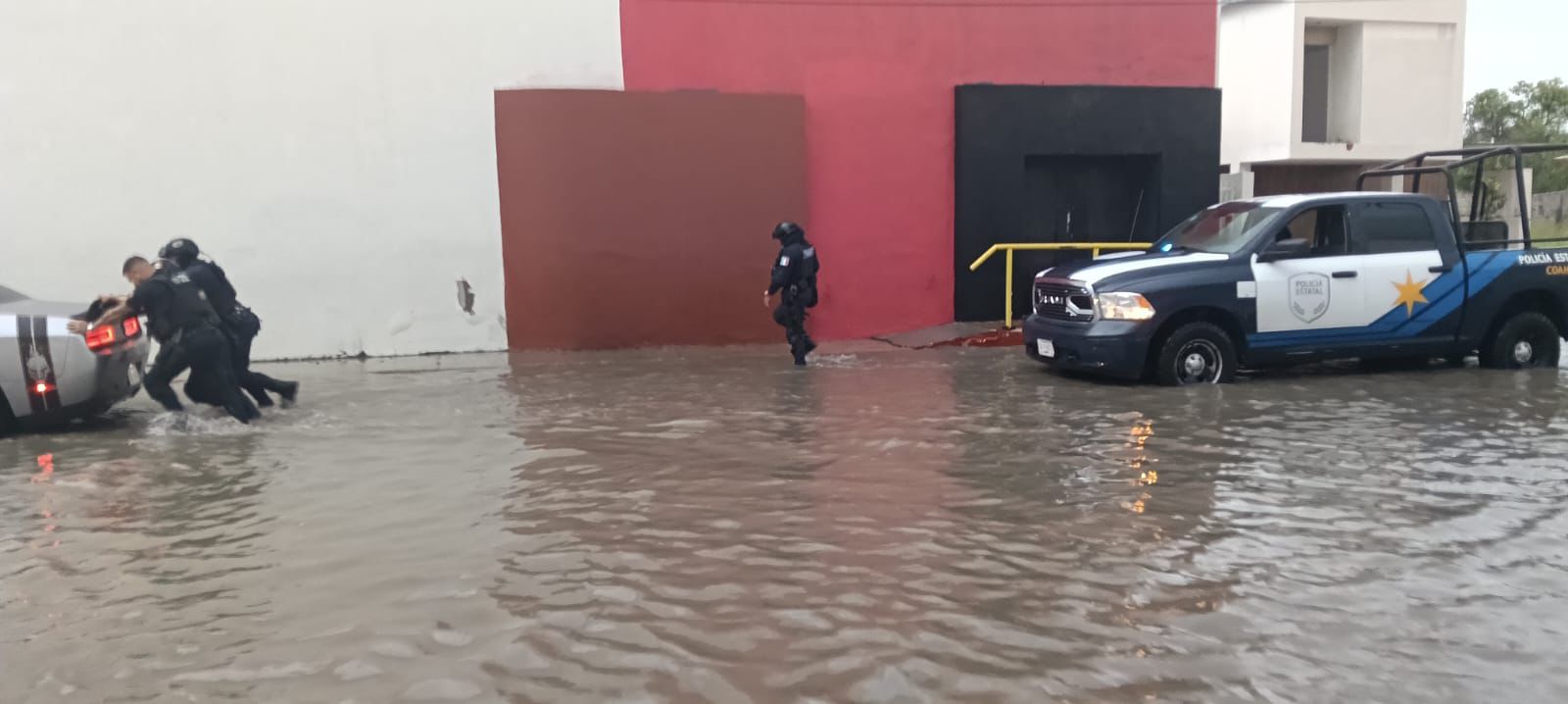 Auxilian corporaciones a damnificados en Piedras