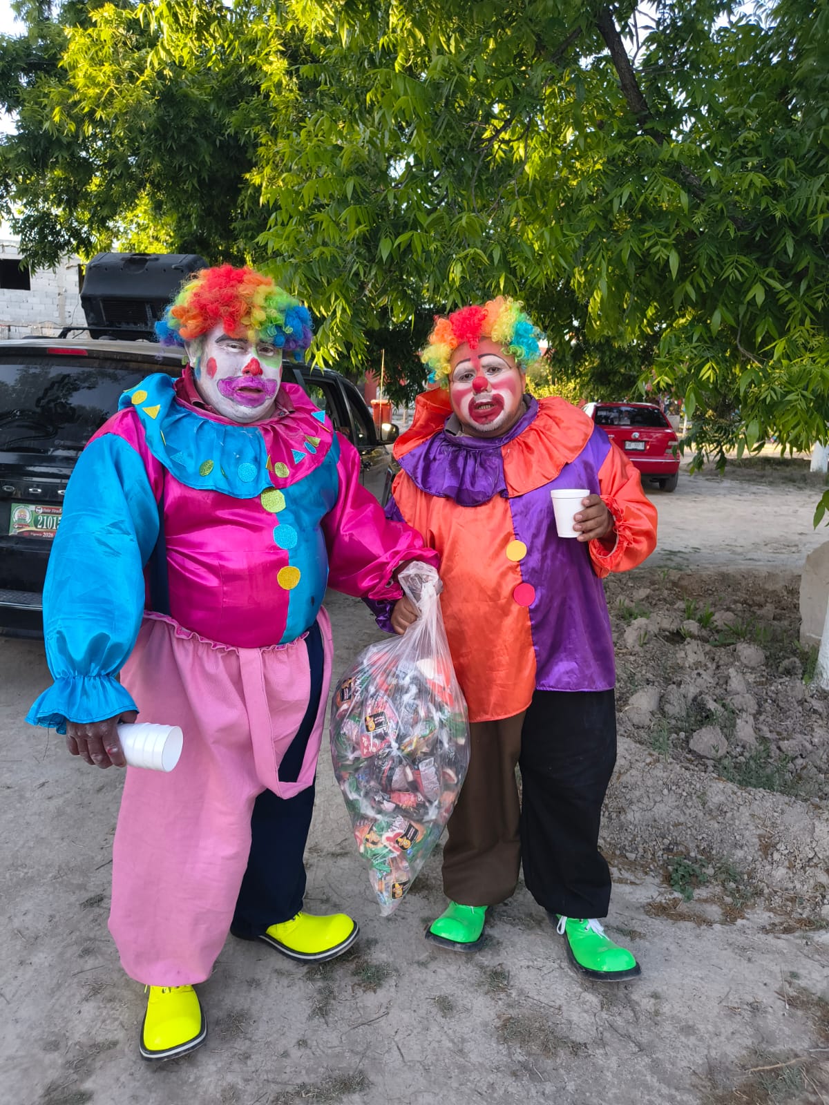 Lleva “payasito policía” alegría a niños de Parras