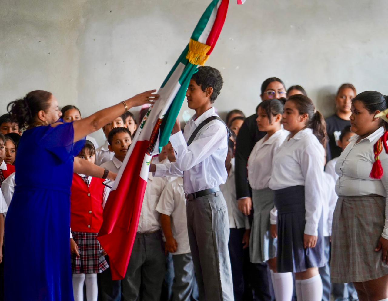 Abandera Tomás Gutiérrez a escuela de nueva creación