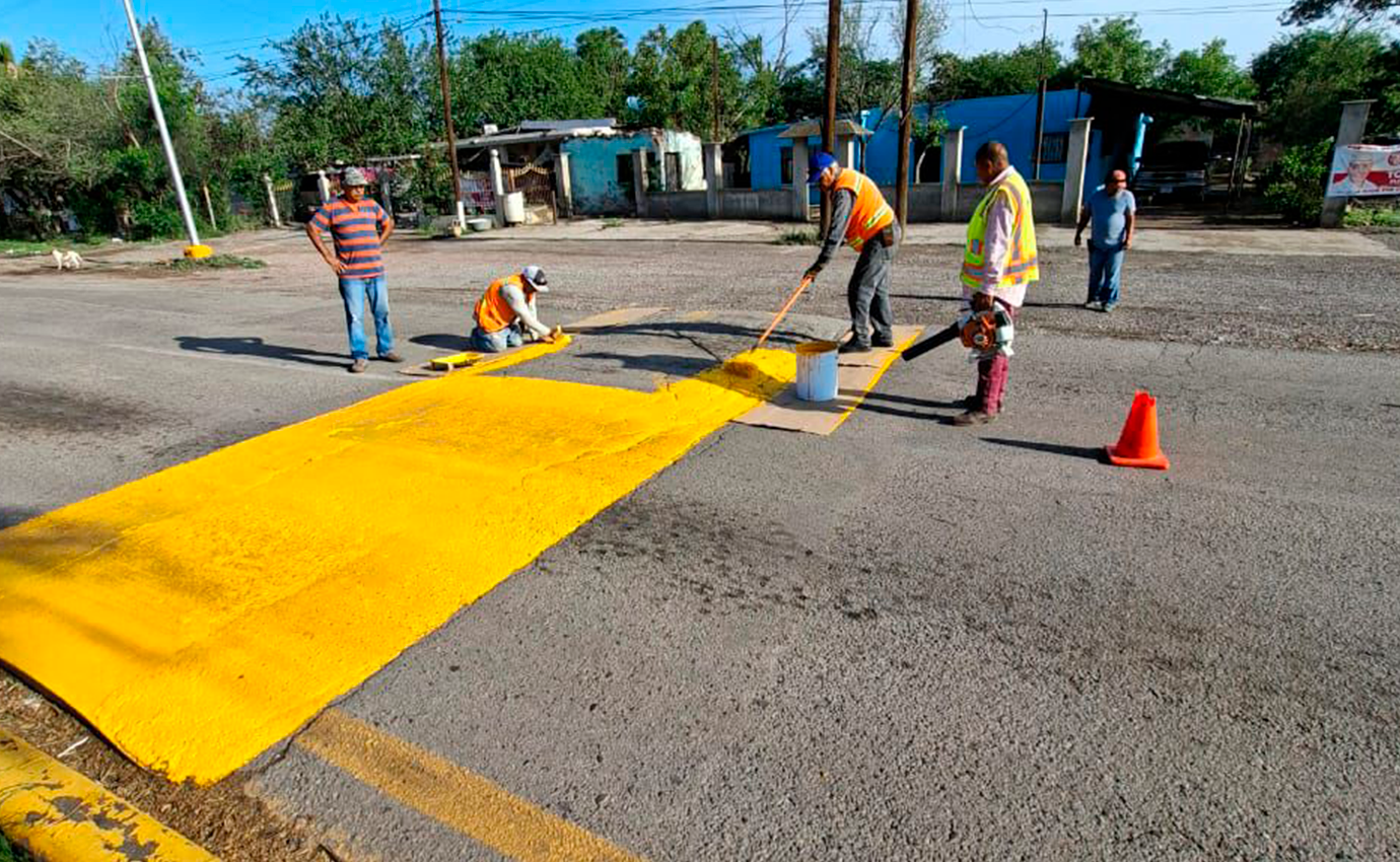 REALIZAN TRABAJOS DE PINTURA Y LIMPIEZA EN EL BULEVAR HIDALGO DE LA VILLA DE PALAÚ