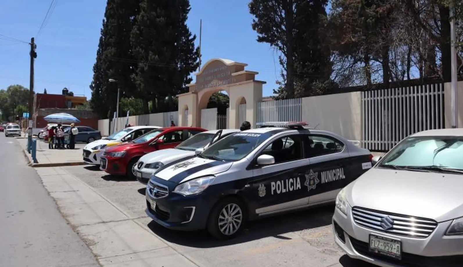 Denuncian padres desvío de 300 mil