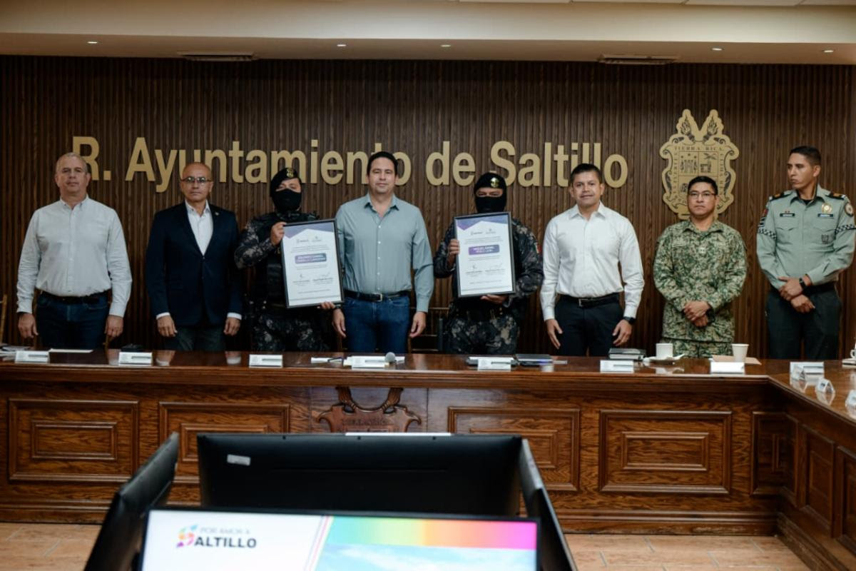 Reconocen a policías por rescate heroico