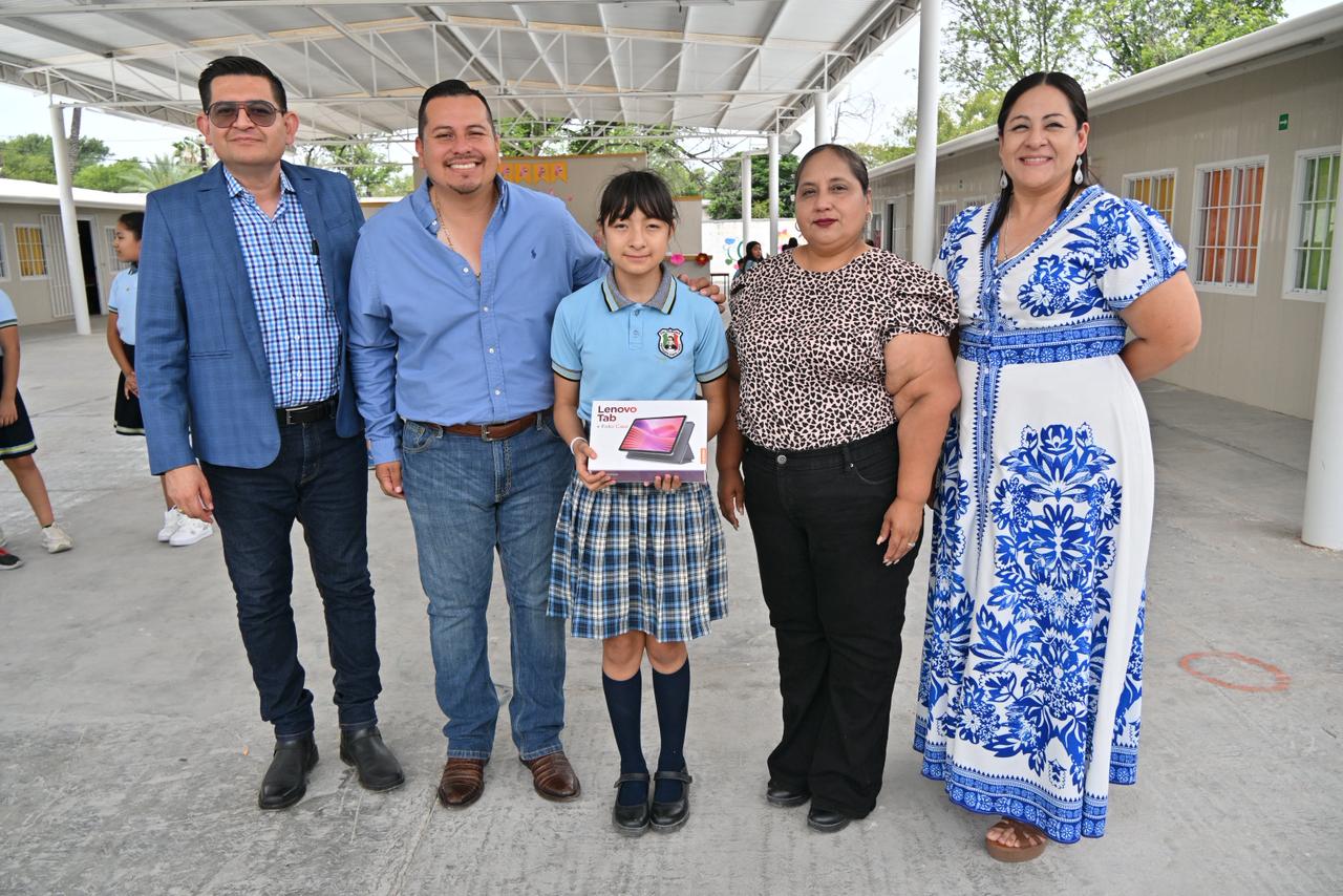 JAVIER FLORES RECONOCE A ALUMNOS POR AVANCES EN OLIMPIADA DEL CONOCIMIENTO