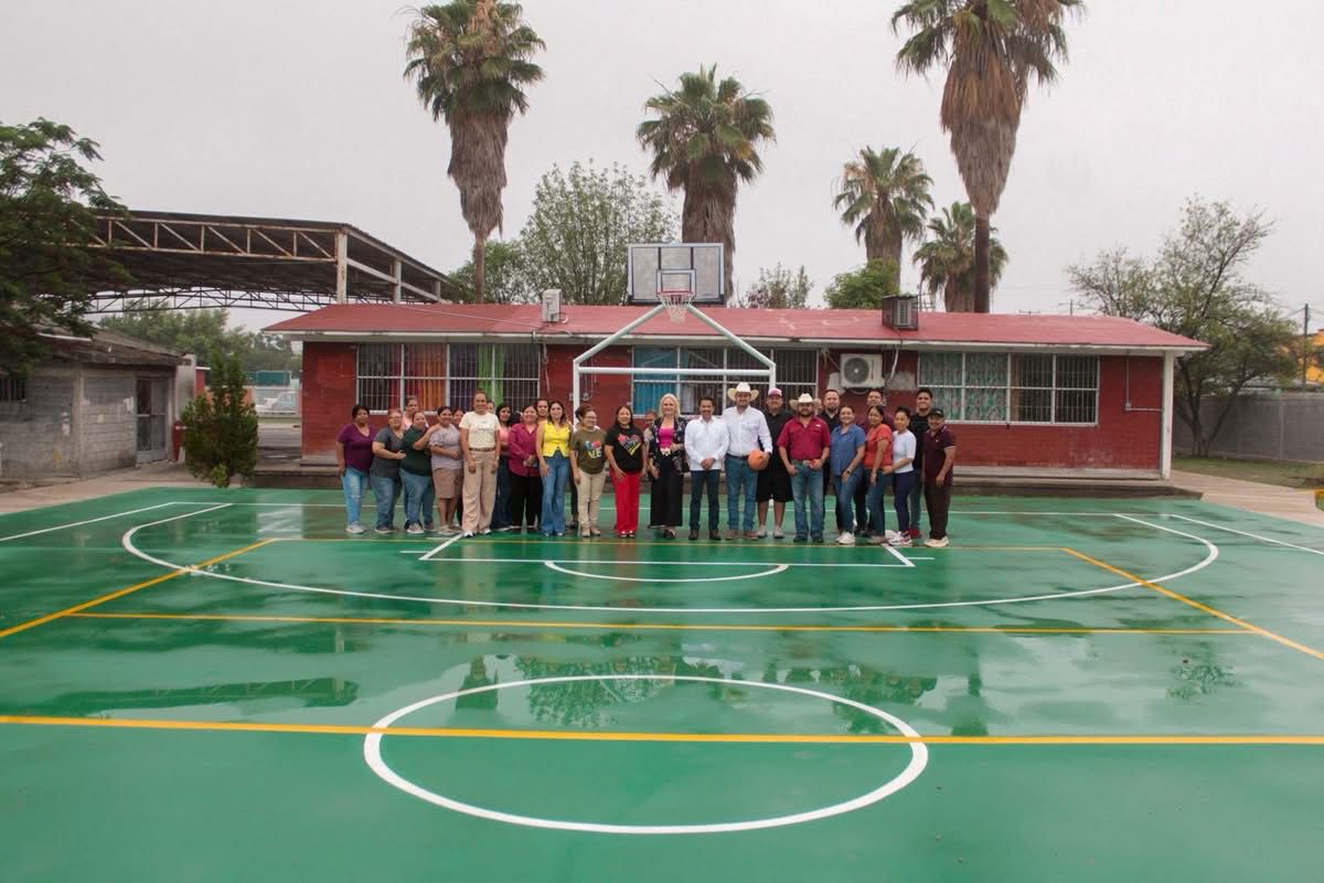 Supervisa Gobierno Municipal de Múzquiz avance de obra en cancha multiusos de la Escuela Manuel Acuña