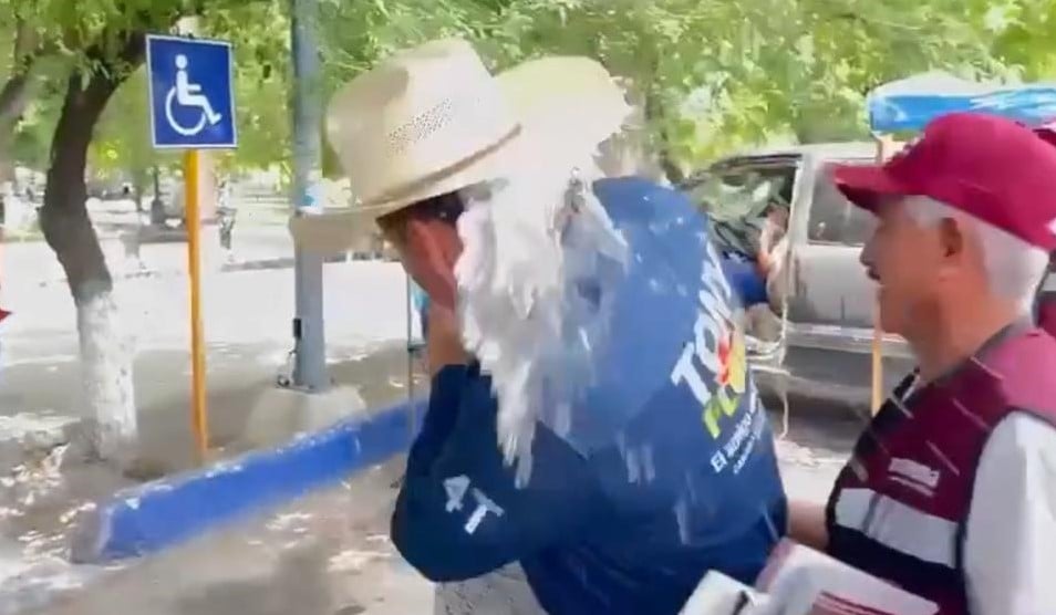 Le arroja comerciante limonada a Tony Flores