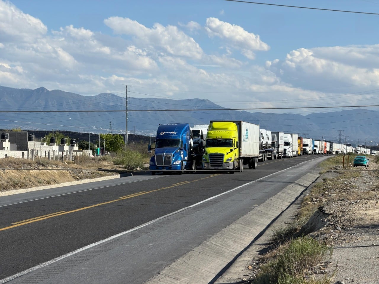 Derriba tráiler torre eléctrica y paraliza el sector Norponiente