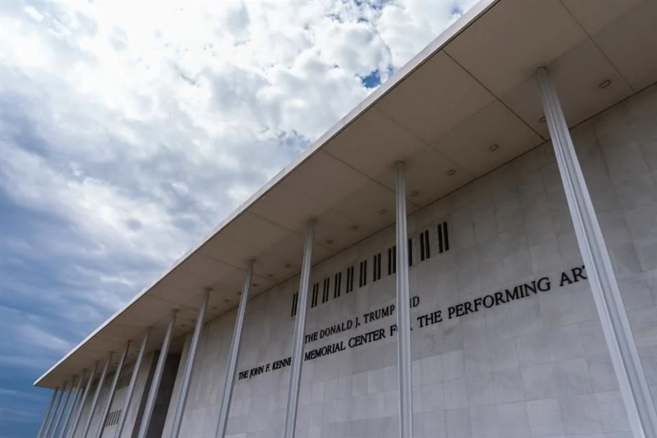 Ordena juez quitarle el nombre de Trump al Kennedy Center