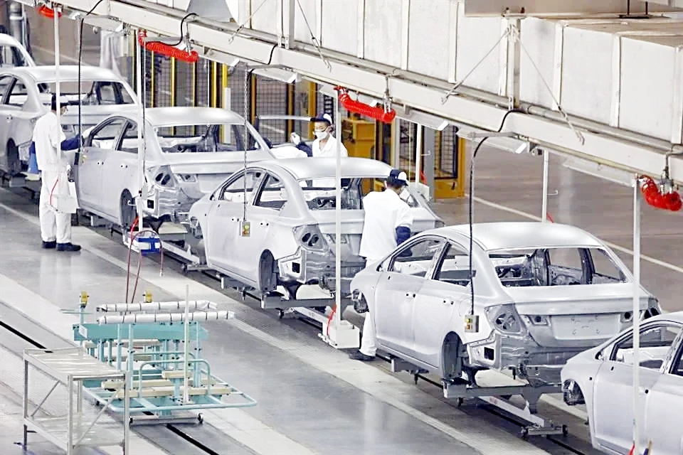 Abre Trump puerta a plantas de autos chinos en EU