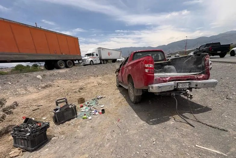 Destroza camioneta en salida de camino