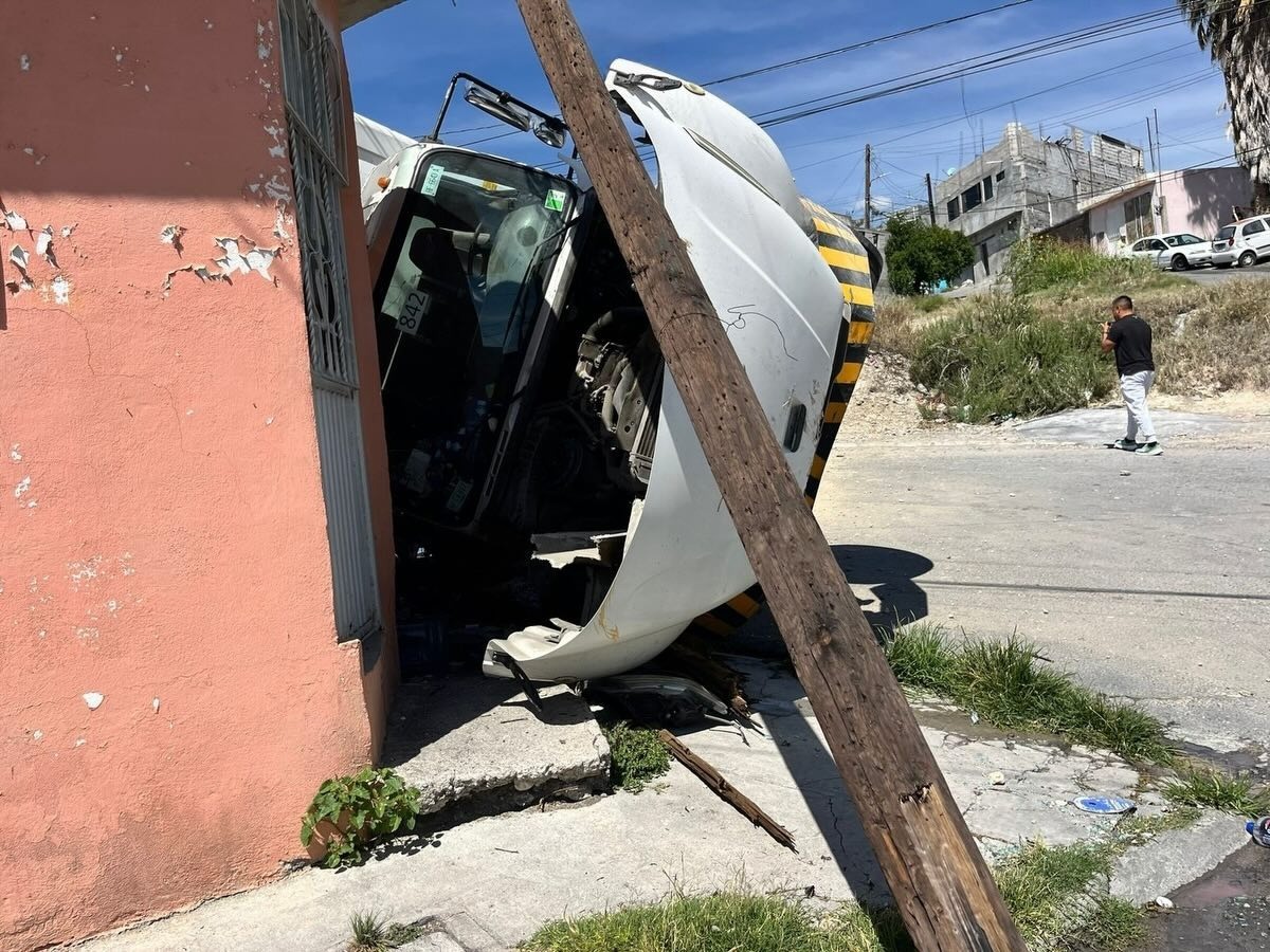 Vuelca camión repartidor; dañó un auto y una casa