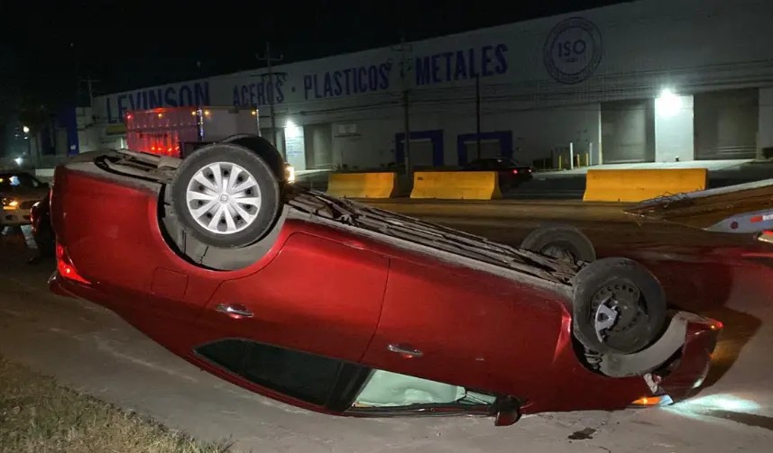 Vuelca ebrio al volante por exceso de velocidad