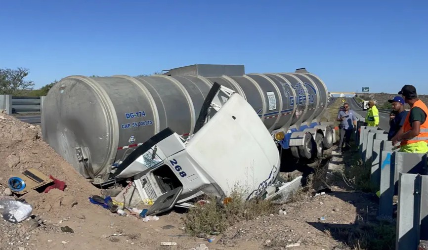 Vuelca pipa con diésel en la Saltillo-Torreón