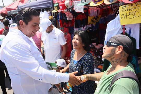CHEMA MORALES CIERRA LA SEMANA CON GRAN CONVIVENCIA EN EL MERCADO DE LA COLONIA MIRADOR