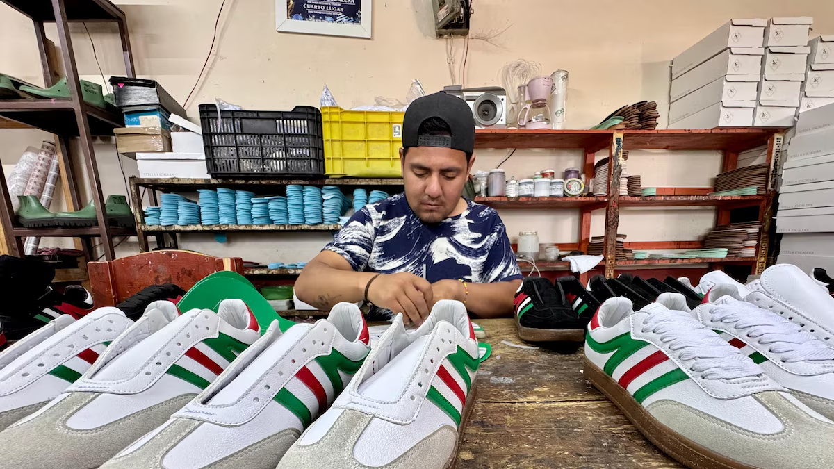 Vive el Mundial 2026 con estilo: Familias de Atenco fabrican tenis artesanales a costos accesibles
