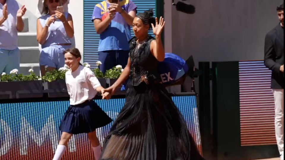 Naomi Osaka deslumbra con un vestido personalizado en su llegada a Roland Garros para su partido de primera ronda