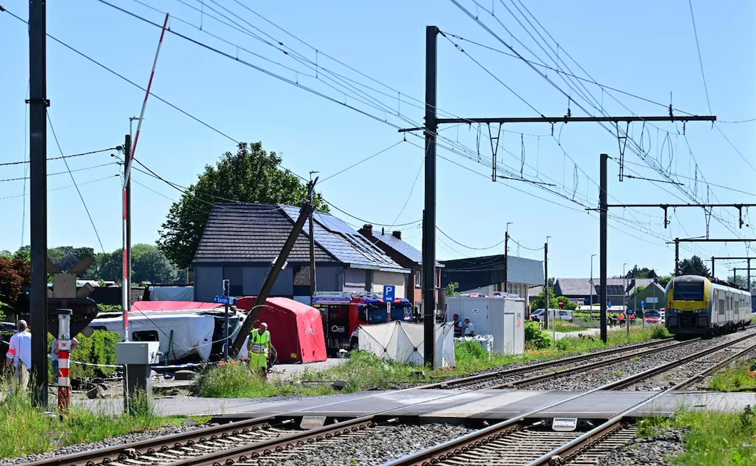 Autobús escolar choca contra un tren en Bélgica; hay al menos 4 mu3rtos, entre ellos dos niños