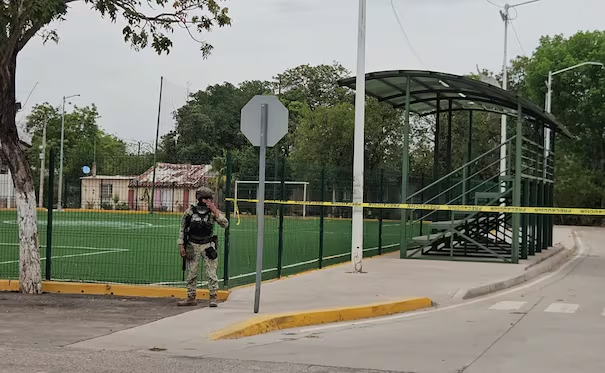 Hallan dos cuerpos con huellas de t0rtura y disp*ros en gradas de campo de futbol en Tepuche, Sinaloa; buscan identificarlos