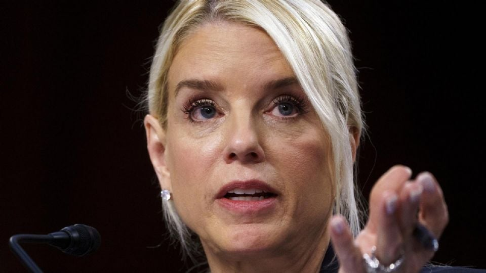Pam Bondi, exfiscal general de EU, es diagnosticada con cáncer de tiroides; recibe tratamiento